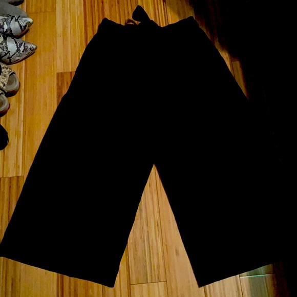 Black Lululemon Crop Noir Gathered waist with bow. - Picture 1 of 4